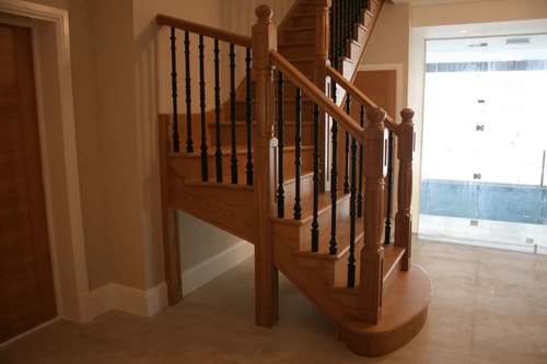 Деревянная лестница с поворотом