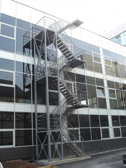 Эвакуационная лестница у здания