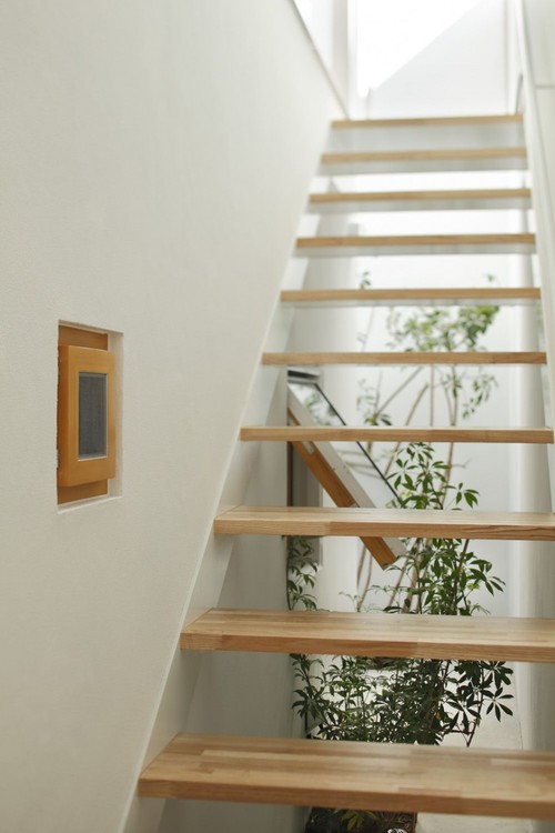 Красивые лестницы в загородных домах и коттеджах