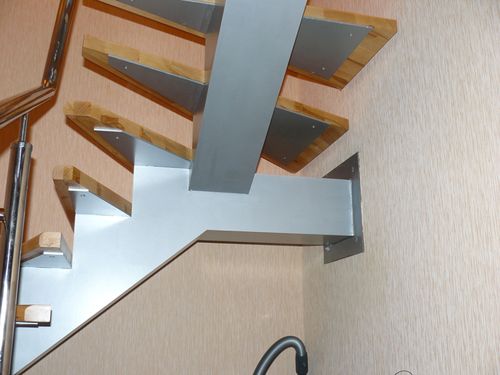 Лестница на одном металлическом косоуре