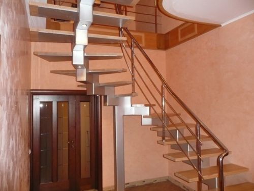 Железная лестница с деревянными ступенями