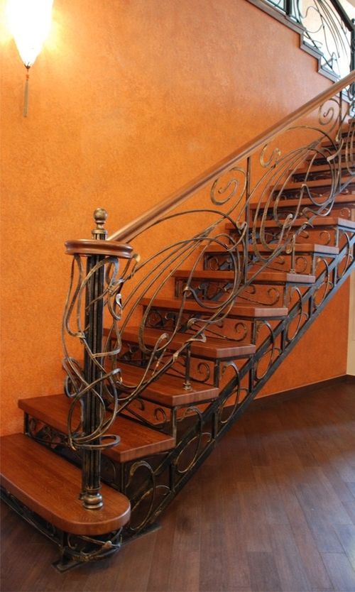 Металлические лестницы с деревянными ступенями