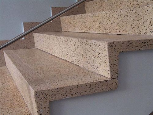 Ключевые моменты при отделке лестницы из бетона керамогранитом