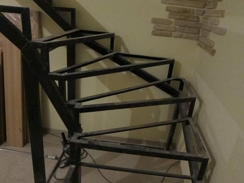 Лестница на металлическом косоуре своими руками для коттеджа