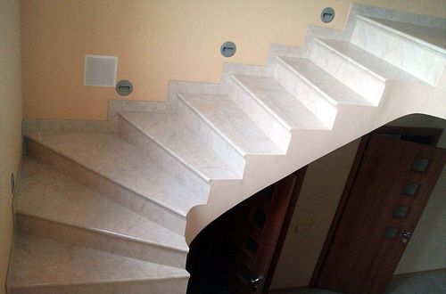 Монтаж и облицовка бетонной лестницы полукругом