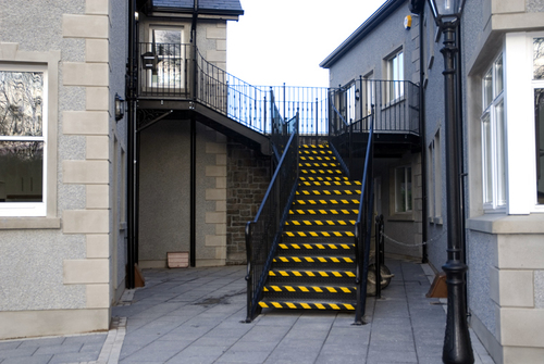 Уличные металлические лестницы на второй этаж