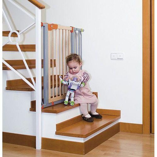 Как закрыть лестницу от ребенка своими руками