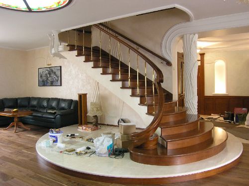 Как расположить лестницу в доме