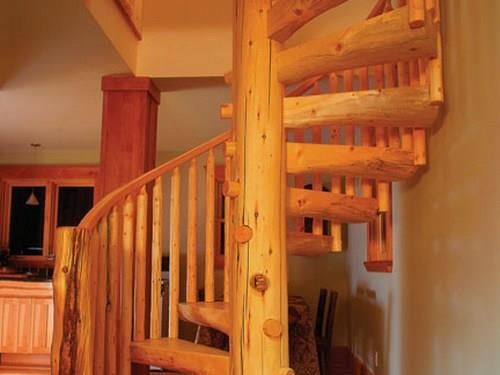Приставная деревянная лестница: красота в простоте