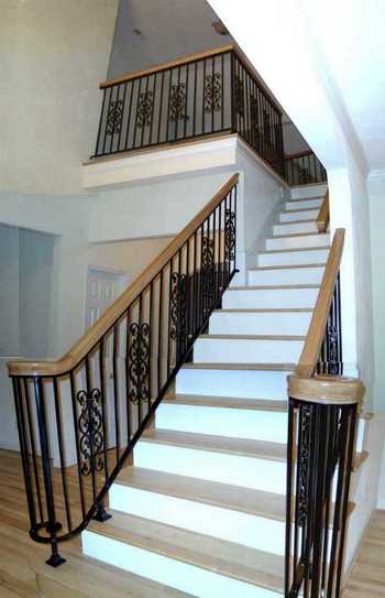 Маршевая лестница с коваными перилами