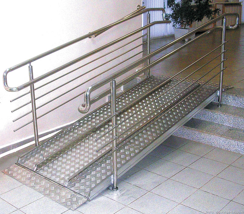 Приспособления для подъема инвалидной коляски по лестнице
