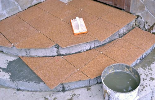 Укладка полимерпесчаной плитки на готовое бетонное основание