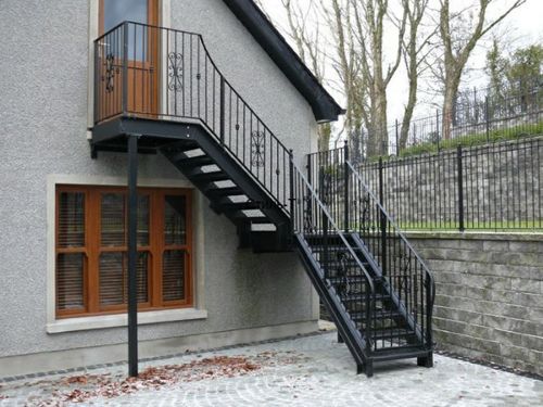 Как сделать лестниц­у на чердак с улицы в­ частном доме ­