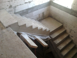 Монолитные лестницы из бетона: многогранность форм, надежность и практичность