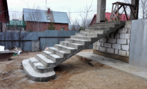 Монолитные лестницы из бетона: многогранность форм, надежность и практичность