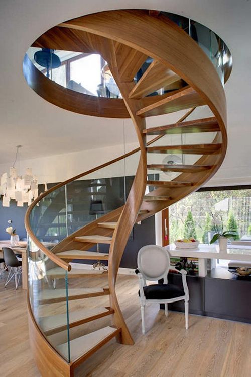 Винтовая лестница в просторном доме