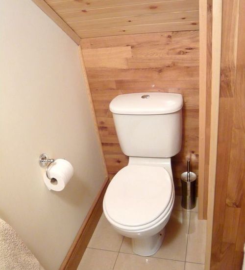 Идеи как оформить туалет под лестницей