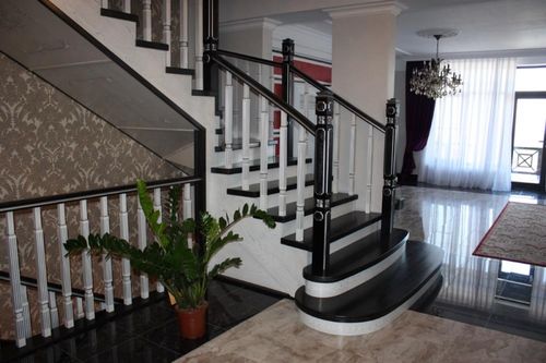 Чёрно белый дизайн лестницы для дома